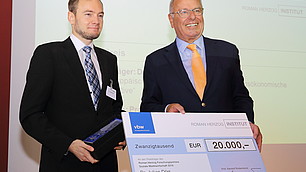Preisträger Julian Dörr mit dem Gastgeber Randolf Rodenstock