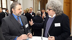 Angeregtes Gespräch im Foyer