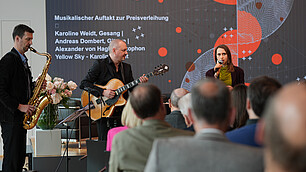 Karoline Weidt gestaltet mit ihrem Jazz-Trio den musikalischen Rahmen der Veranstaltung.