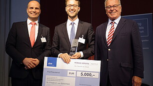 Preisträger Dr. Friedrich von Schönfeld mit Prof. Randolf Rodenstock und Laudator Prof. Dr. Dominik Enste