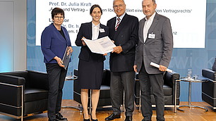Julia Kraft wird für ihre Habilitation „Armut und Vertrag“ mit dem zweiten Platz ausgezeichnet.