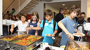 Die Kinder am Buffet