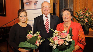 Blumen für die Damen: (v. l.) Henrike Roßbach, Prof. Randolf Rodenstock und Prof. Dagmar Schipanski