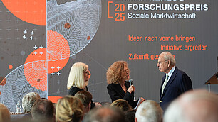 Moderatorin Sybille Giel eröffnet mit Gastgeber Randolf Rodenstock, Vorstandsvorsitzender RHI, die Preisverleihung.