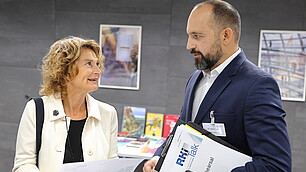 Katharina Eberle, Ministerialrätin Bayrisches Staatsministerium für Familie, Arbeit und Soziales und Martin Lang, Geschäftsführer Roman Herzog Institut, im Gespräch.