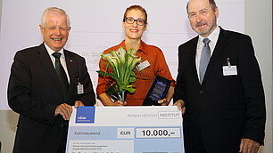 Preisträgerin Barbara Fulda mit Dr. Fritz Kempter und Laudator Stefan Hradil