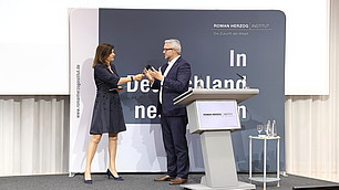 KI-Experte Damian Borth mit der Moderatorin Marion Gehlert.