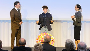 Theaterstück "Hausaufgaben für die Zukunft": Andreas Bittl, Jonas Holdenrieder und Kathrin Anna Stahl