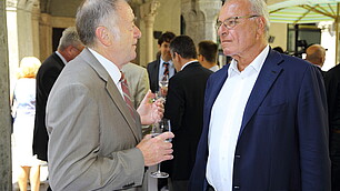 Gedankenaustausch nach der Veranstaltung im Innenhof des Palais Lenbach