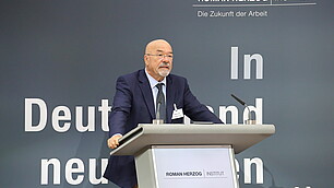 Wolfram Hatz, Präsident der vbw - Vereinigung der Bayerischen Wirtschaft, spricht das Grußwort.