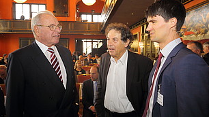(v. l.) Der Gastgeber, Prof. Randolf Rodenstock mit Prof. Dr. Dieter Frey und Martin Fladerer, LMU München