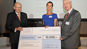 Roman Herzog, die Preisträgerin Charlotte Bartels und Karl Homann