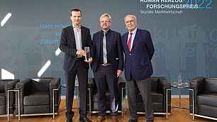 Dominik Frankenberg (3. Preis) mit Laudator Nils Goldschmidt und Randolf Rodenstock.