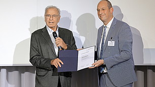 Randolf Rodenstock gratuliert Thomas Willems, Sieger des RHI-Essaywettbewerbs 2023