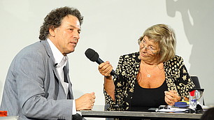 Carmen Thomas befragt Prof. Dieter Frey