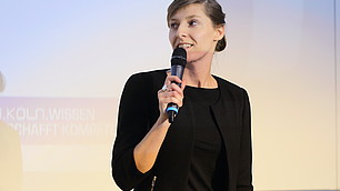 Theresa Eyerund vom IW Köln bei ihrem ScienceSlam-Vortrag
