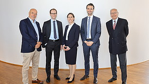 Die glücklichen Preisträger*innen Anselm Küsters, Julia Kraft und Florian Dorn mit Wolfram Hatz und Randolf Rodenstock