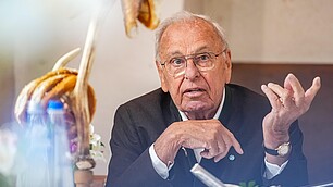 Gastgeber Randolf Rodenstock erläutert seine Anforderungen an das Gespräch