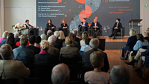 Preisträger*innen, Randolf Rodenstock und Festredner im moderierten Generationentalk