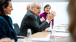 Prof. Randolf Rodenstock, Vorstandsvorsitzender des RHI, in der Diskussion mit den Teilnehmer*innen