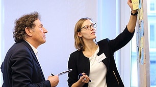 Prof. Dr. Dieter Frey mit Theresa Eyerund, Institut der deutschen Wirtschaft e.V. (v. l.)