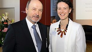 Soziologe Prof. Dr. Dr. Stefan Hradil und Tina Maier-Schneider (von links)