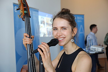 Das Trio von Karoline Weidt stimmt die Gäste musikalisch ein.