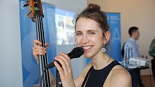 Das Trio von Karoline Weidt stimmt die Gäste musikalisch ein.