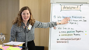 Design-Thinking-Expertin Louisa Kürten moderiert den Workshop