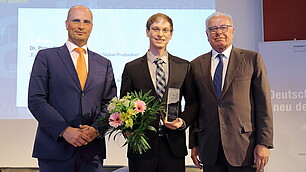 1. Preis Peter Eppinger. Mit Laudator Dominik Enste und Randolf Rodenstock.