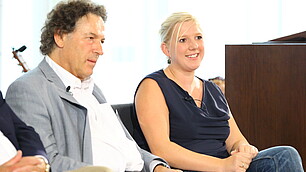 Prof. Frey und Claudia Koreck auf dem Podium