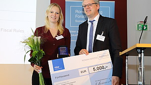 Preisträgerin Dr. Britta Gehrke mit ihrem Laudator Nils Goldschmidt