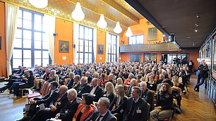 Das Publikum folgt interessiert dem Gespräch von Philipp Lahm und Randolf Rodenstock.