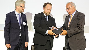 Prof. Randolf Rodenstock überreicht den zweiten Preis