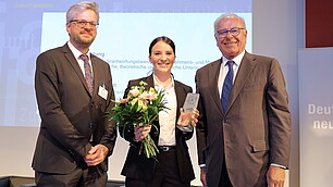 3. Platz für Susanne Veldung. Mit Laudator Nils Goldschmidt und Randolf Rodenstock