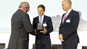 Prof. Randolf Rodenstock überreicht den ersten Preis