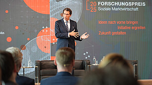 Julian Nida-Rümelin spricht in seiner Festrede zu Mythen über Gerechtigkeit.