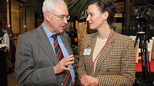 Karl Homann im Austausch mit Tina Maier-Schneider