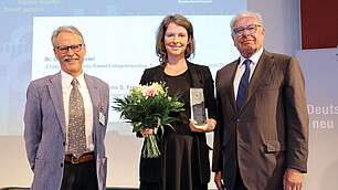 2. Platz für Christina Hertel. Mit Laudator Bruno S. Frey und Randolf Rodenstock