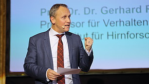 "Zukunft positv besetzen", Sven Astheimer moderiert engagiert die Veranstaltung.