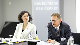Tina Maier-Schneider und Moderator Prof. Dr. Andreas Urs Sommer