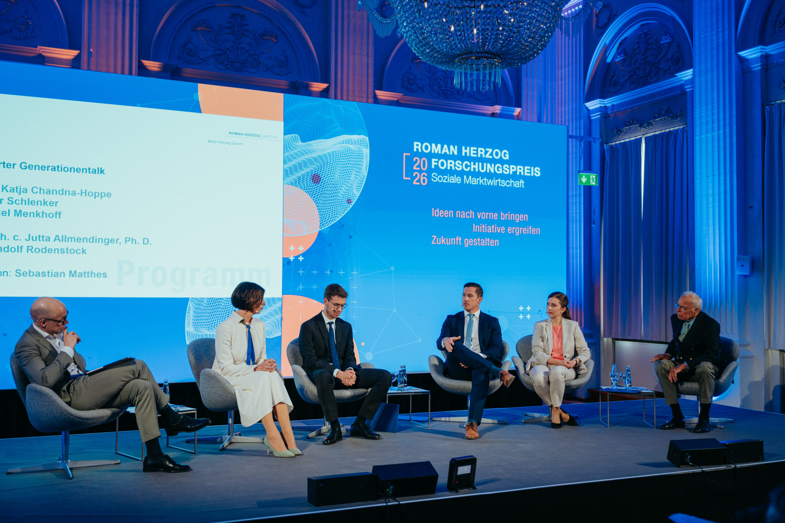 Roman Herzog Forschungspreis 2026 - Die Preisträger im Fachgespräch mit Sebastian Matthes, Prof. Dr. Jutta Allmendinger und Prof. Randolf Rodenstock.
