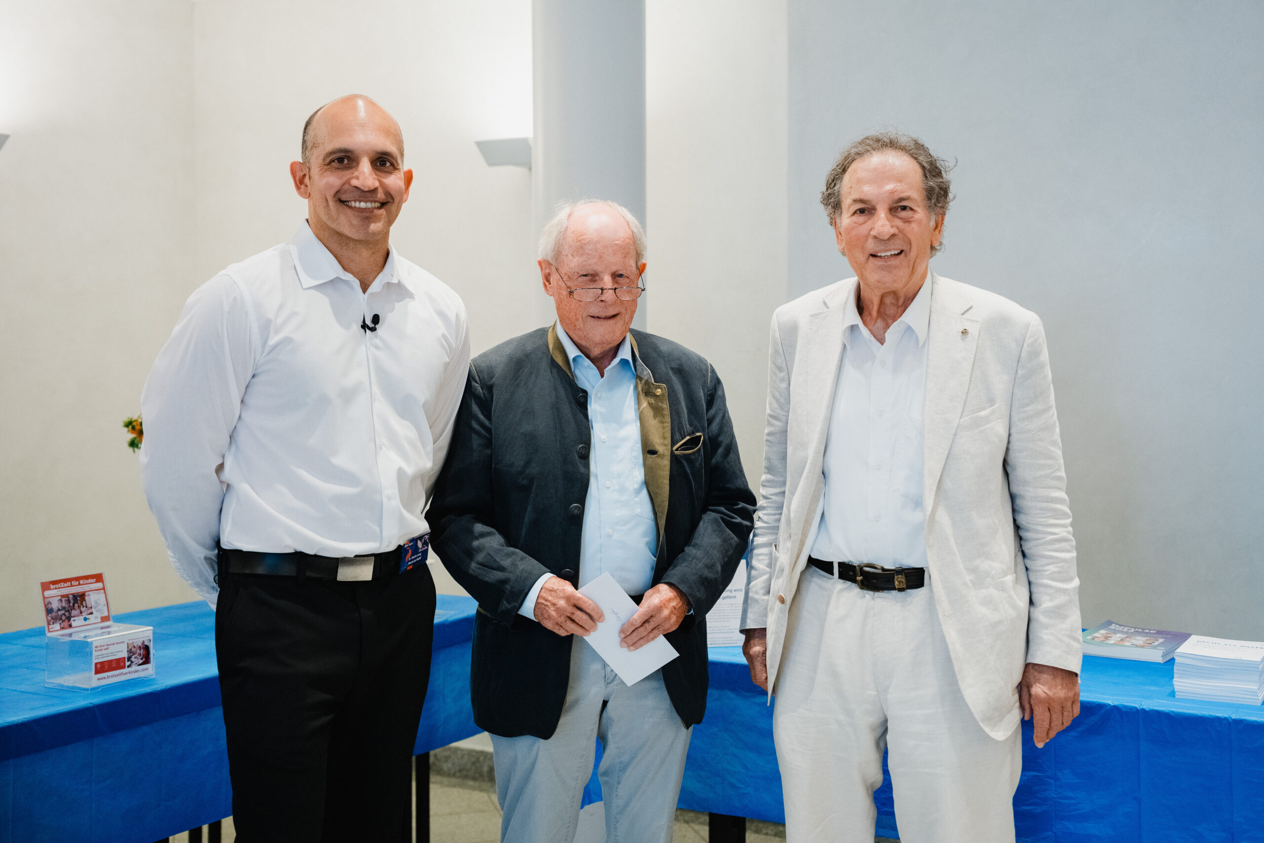 Dr. Martin Lang, Dr. Fritz Kempter und Prof. Dieter Frey beim Wissenschaftlichen Abendforum des Roman Herzog Instituts zur Publikationsvorstellung von Prof. Dirk Schmidt im Foyer.