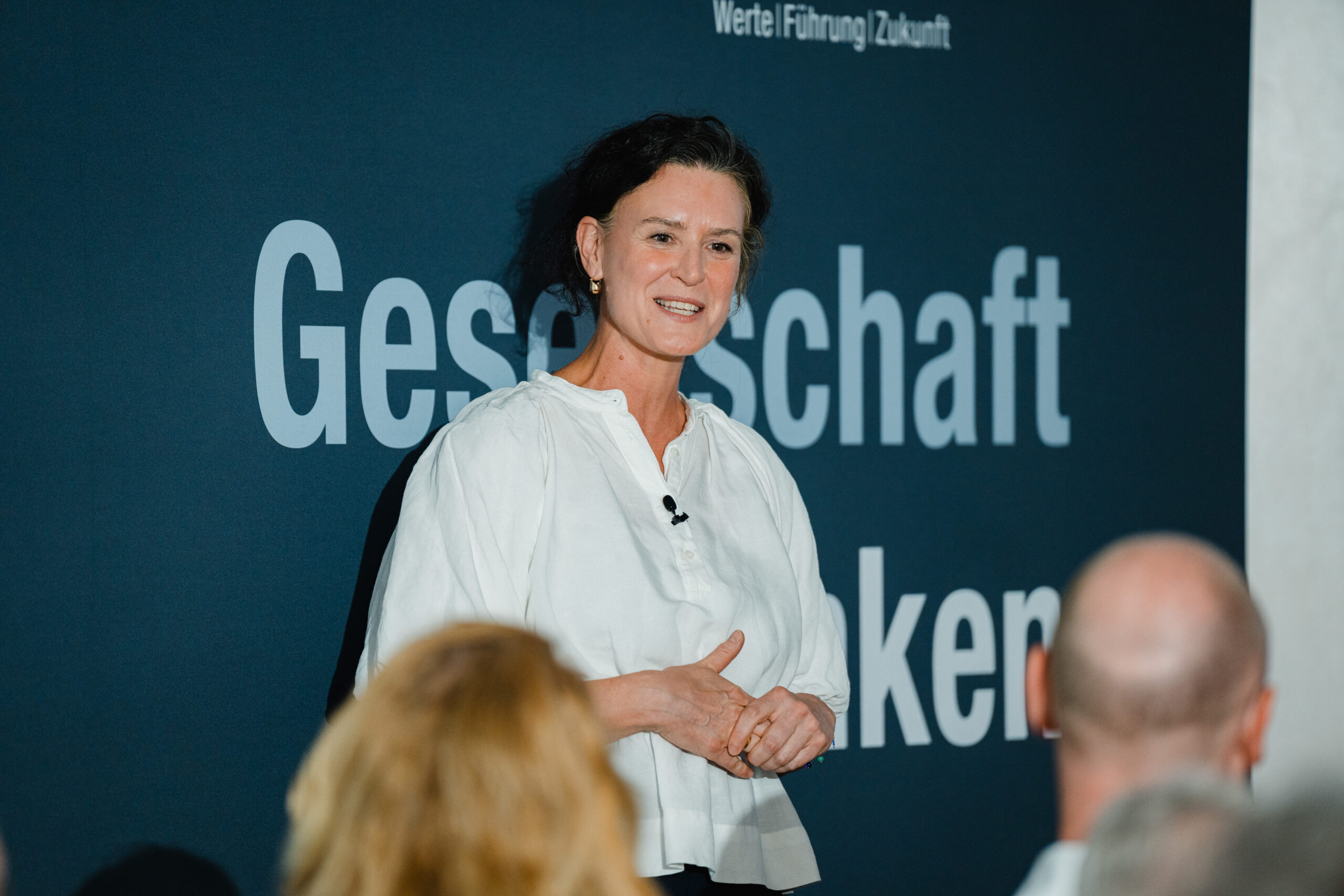 Tina Maier-Schneider beim Wissenschaftlichen Abendforum des Roman Herzog Instituts im Gespräch mit Gästen.