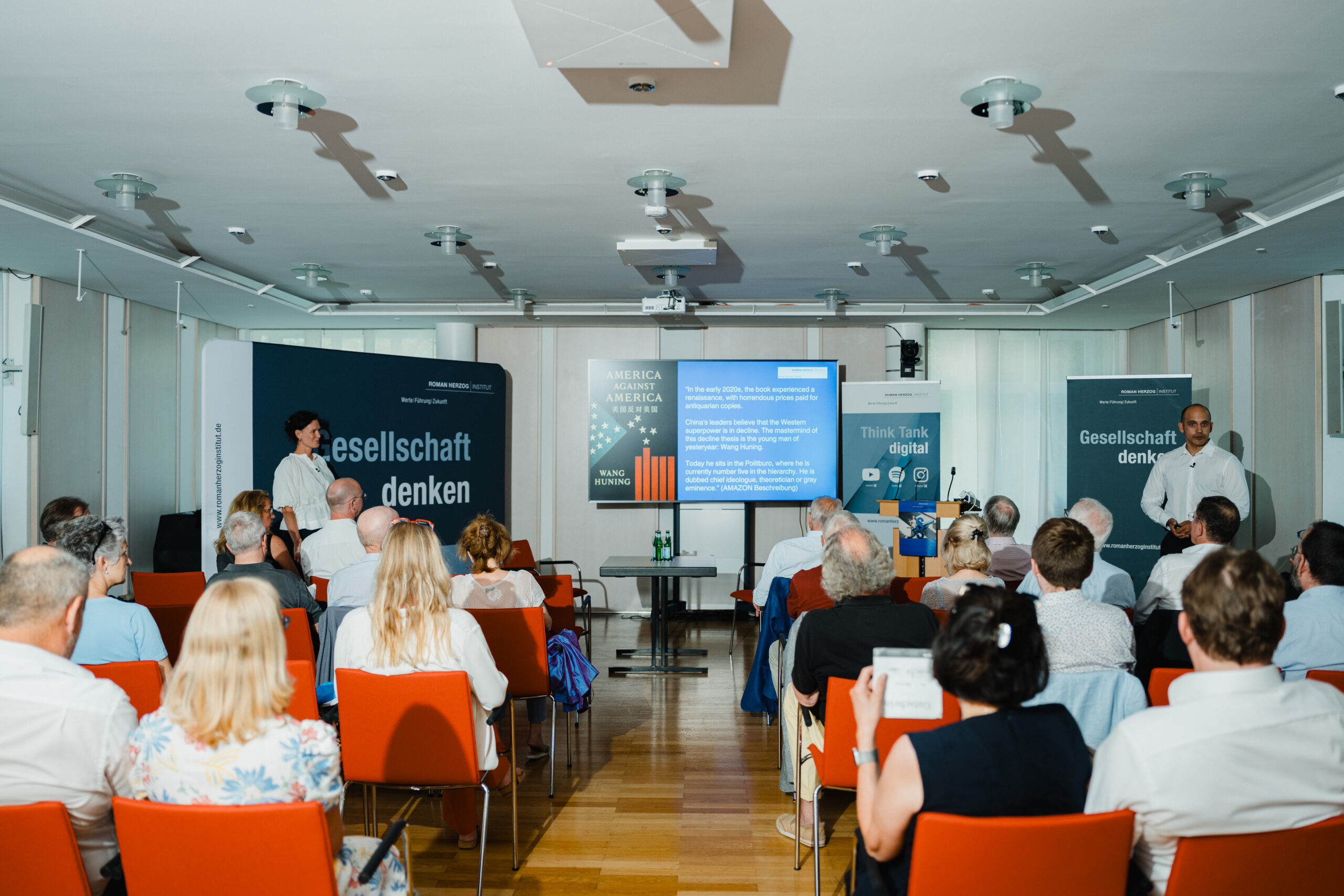 Dr. Martin Lang und Tina Maier-Schneider moderieren die Diskussion beim Wissenschaftlichen Abendforum des Roman Herzog Instituts vor Publikum.