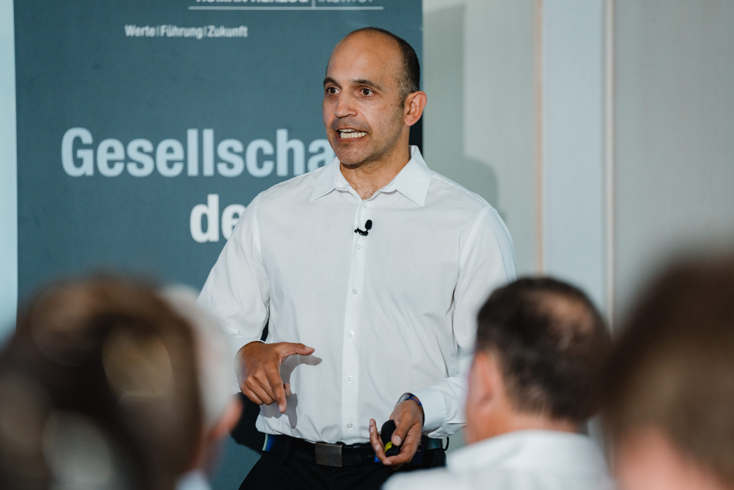 Dr. Martin Lang spricht beim Wissenschaftlichen Abendforum des Roman Herzog Instituts vor Publikum und präsentiert seine Einschätzungen zu gesellschaftlichen Entwicklungen.