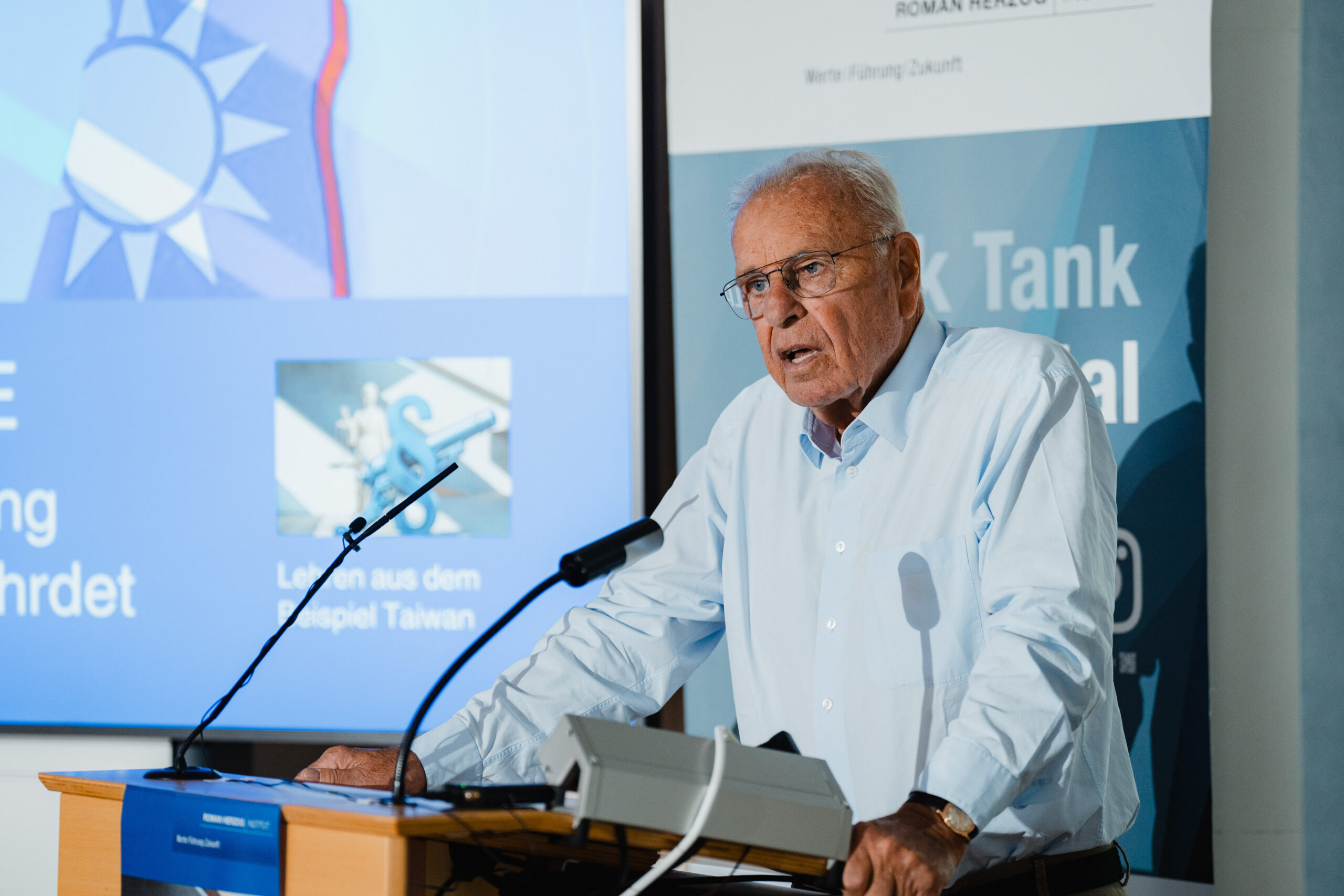 Gastgeber Prof. Randolf Rodenstock eröffnet das Wissenschaftliche Abendforum.