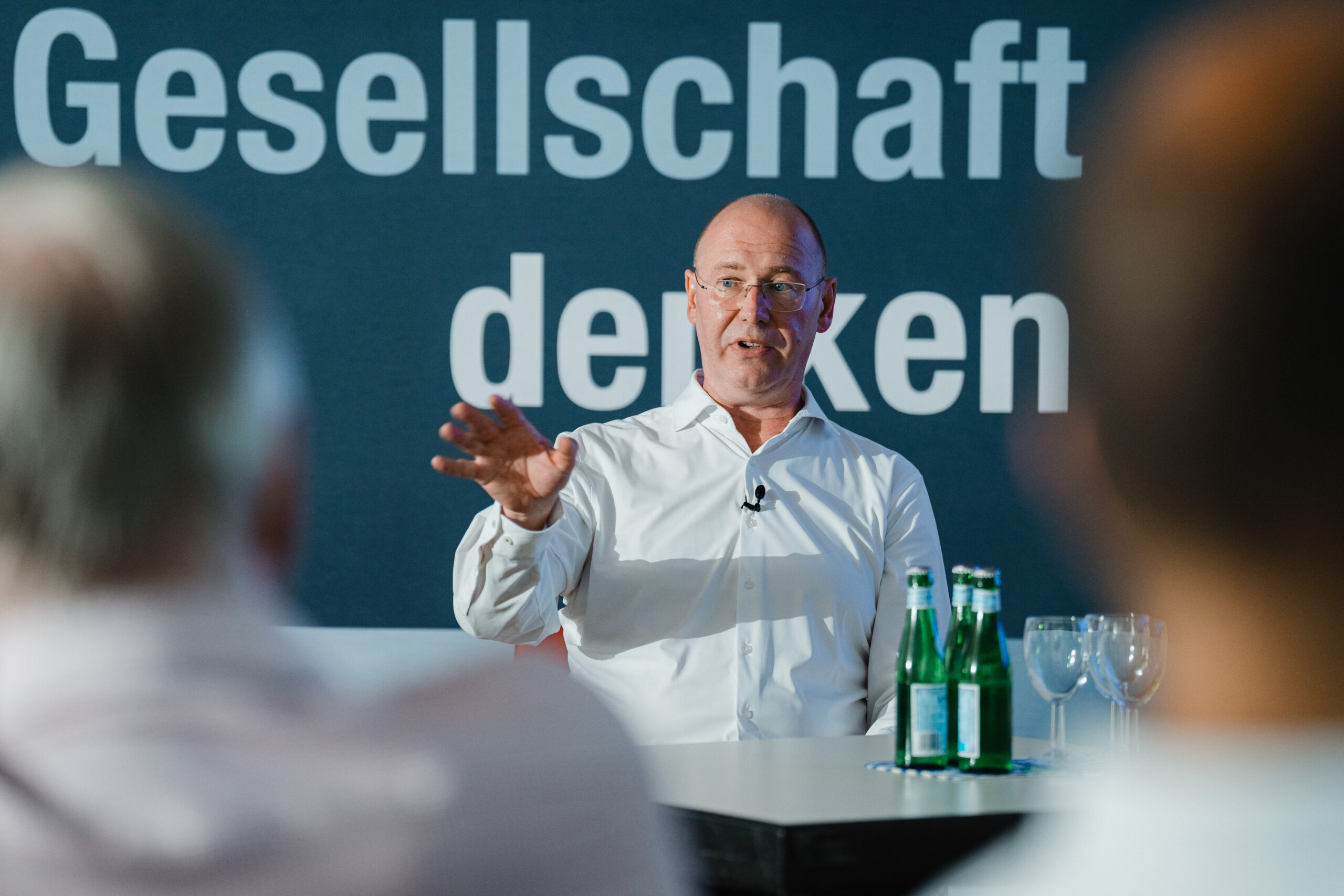 Prof. Dirk Schmidt spricht beim Wissenschaftlichen Abendforum des Roman Herzog Instituts zur Vorstellung seiner Publikation "Recht als Waffe" vor Publikum.