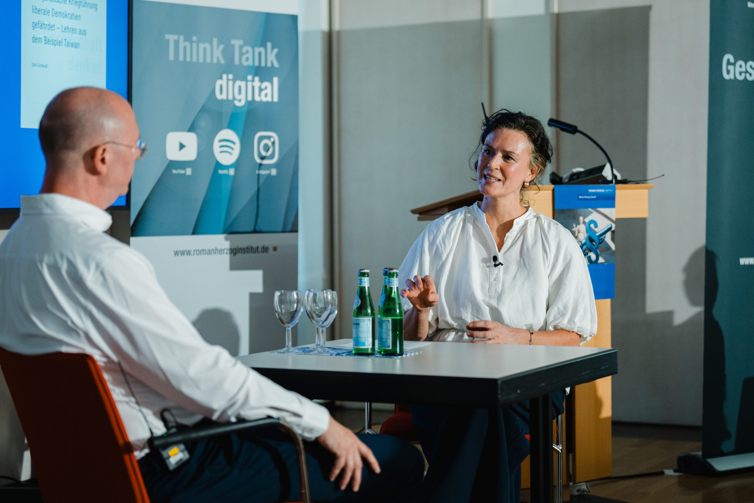 Tina Maier-Schneider und Prof. Dirk Schmidt diskutieren beim Wissenschaftlichen Abendforums des Roman Herzog Instituts die Inhalte seiner Publikation.
