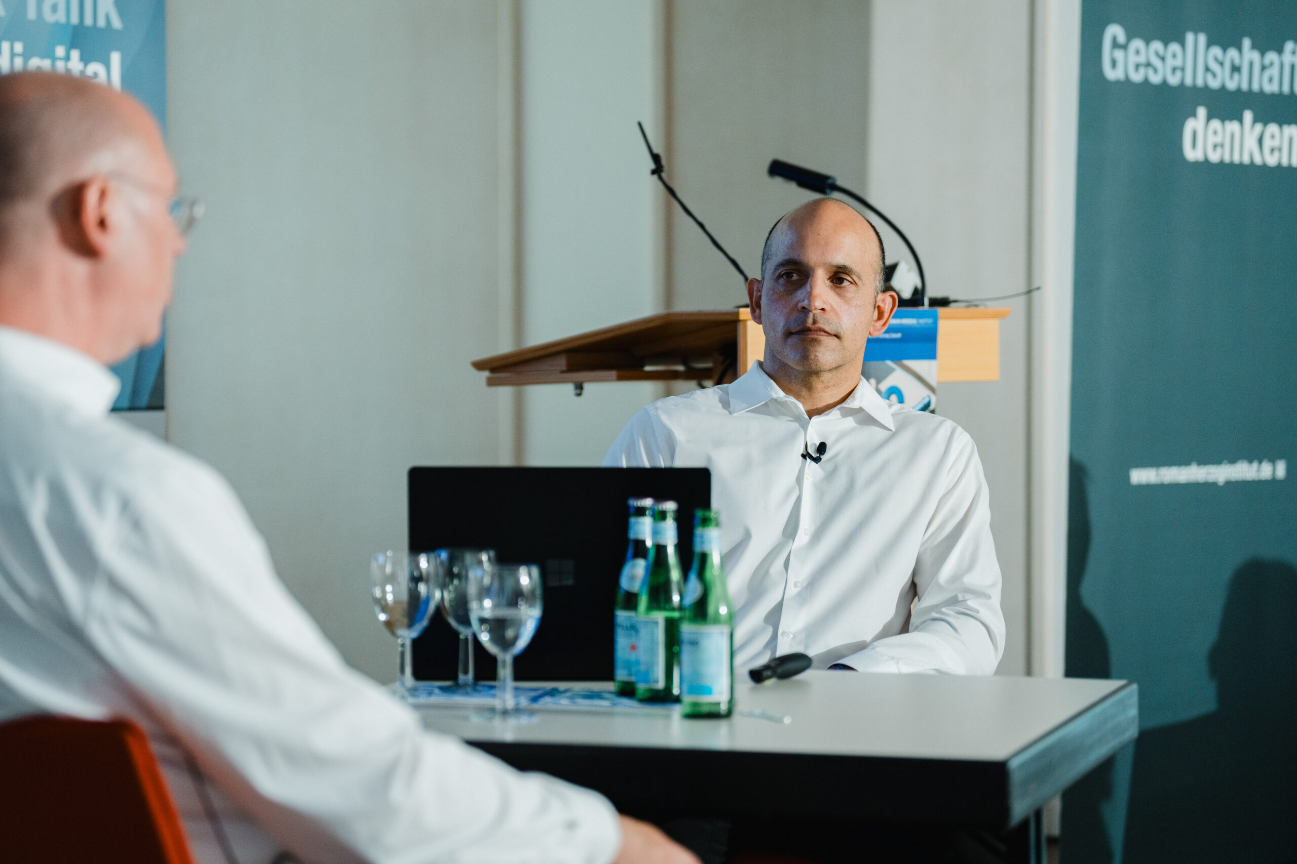 Dr. Martin Lang und Prof. Dirk Schmidt diskutieren beim Wissenschaftlichen Abendforum des Roman Herzog Instituts die Thesen der vorgestellten Publikation.